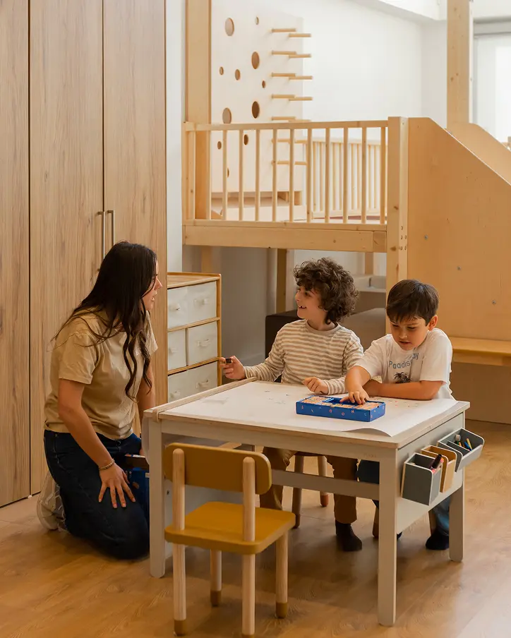 Profesional de Neural KIDS acompañando a una familia en el nuevo centro de Retiro.