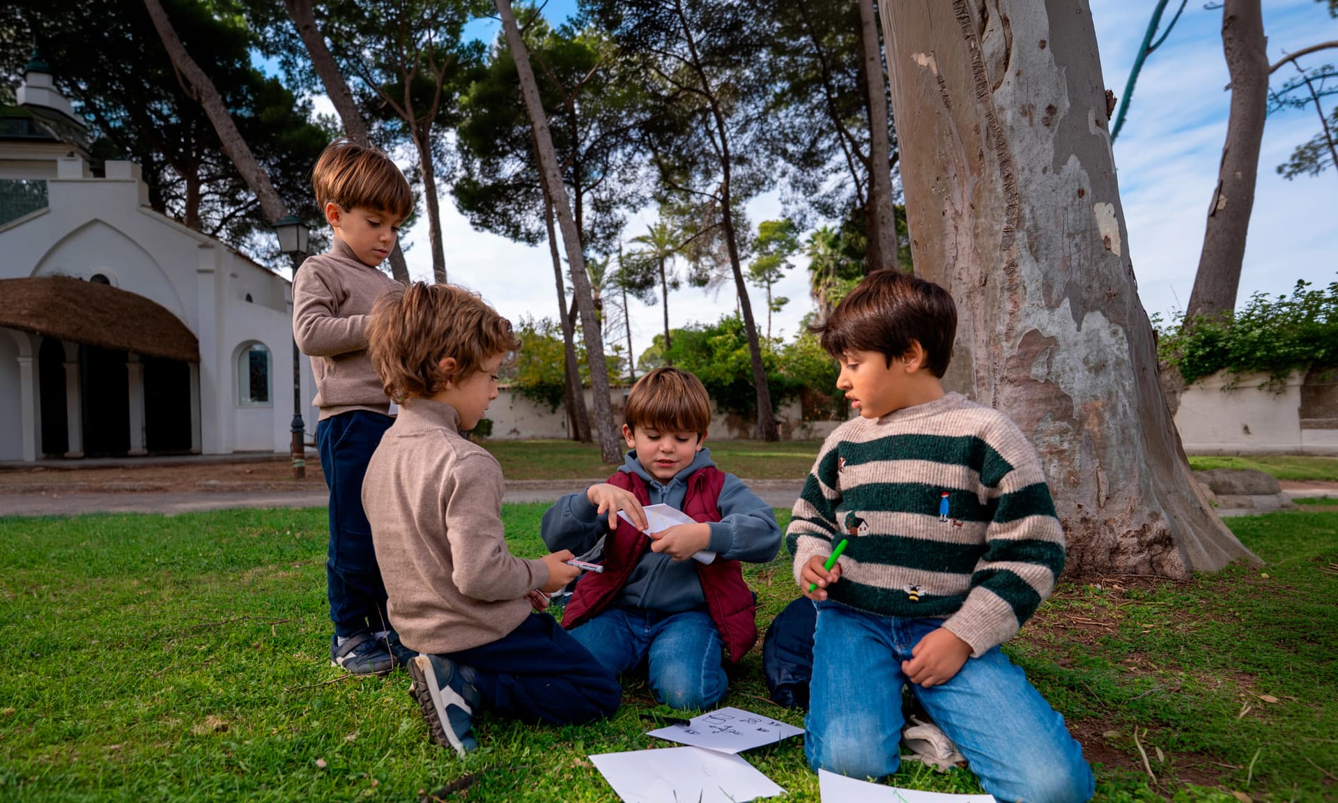 Imagen de un grupo de niños jugando y corriendo.