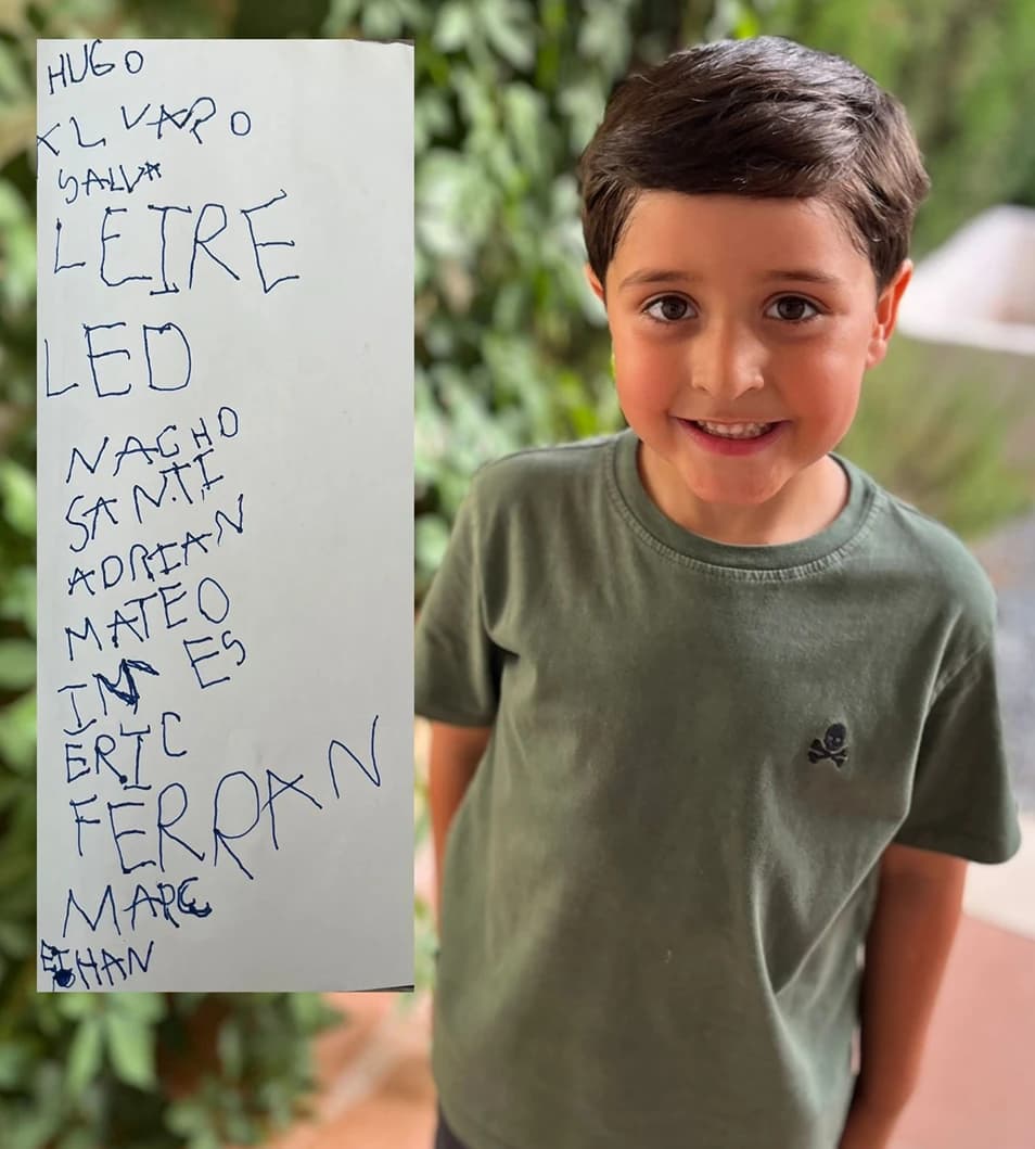 Imagen de un niño sostenindo un cartel.