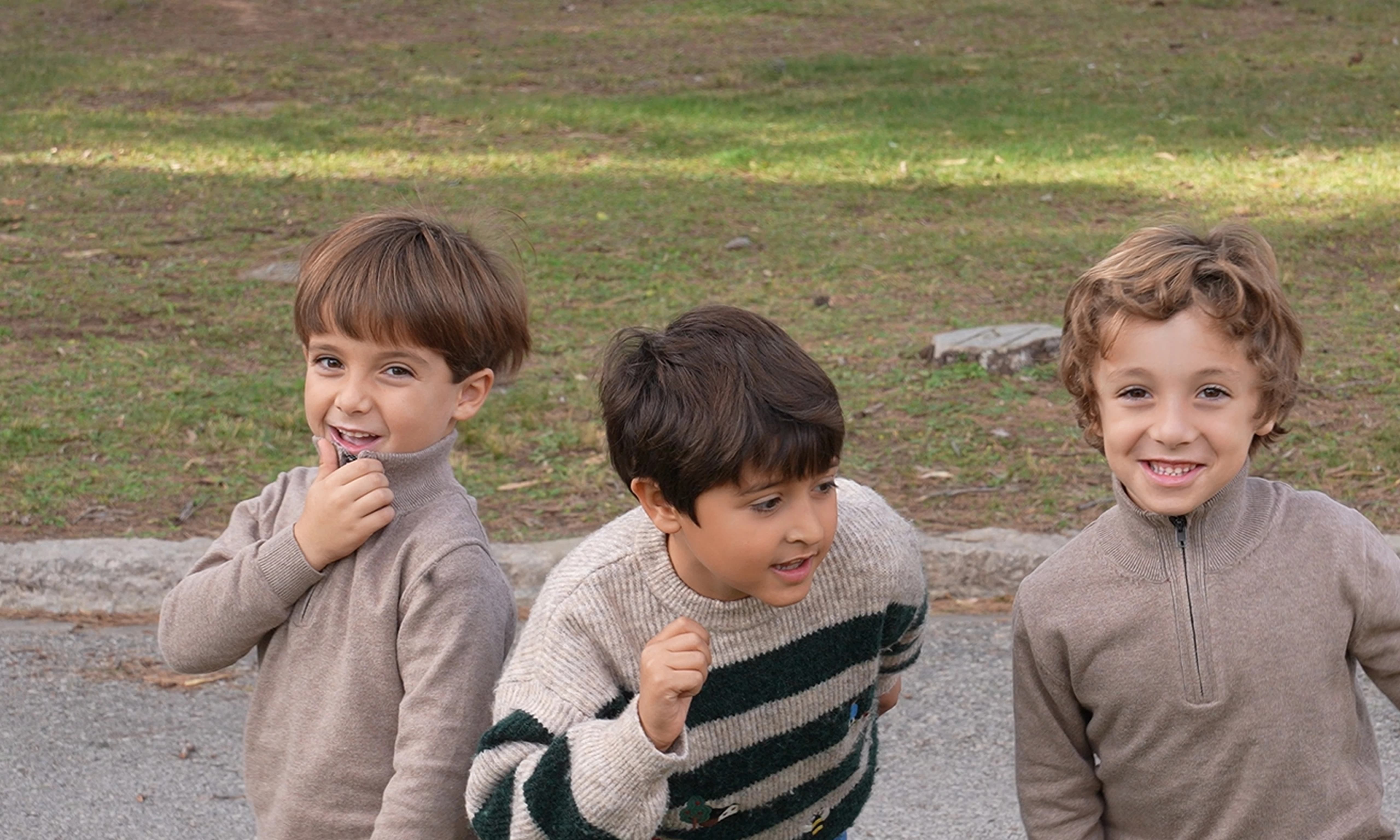 Imagen de un grupo de niños jugando y corriendo.