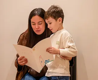 Terapeuta trabajando con un niño sobre una lámina en una sesión de SPRINT.