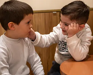 Dos niños jugando juntos durante una sesión de START.